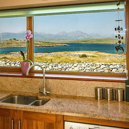 Holiday Eir021028 F Roundstone