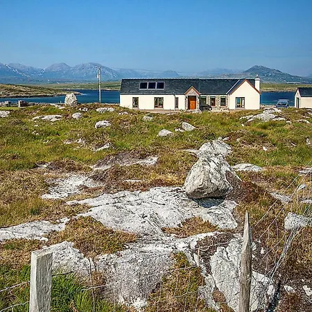 Holiday Eir021028 F Roundstone